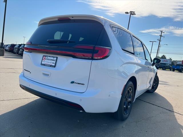 new 2024 Chrysler Pacifica Plug-In Hybrid car, priced at $45,367