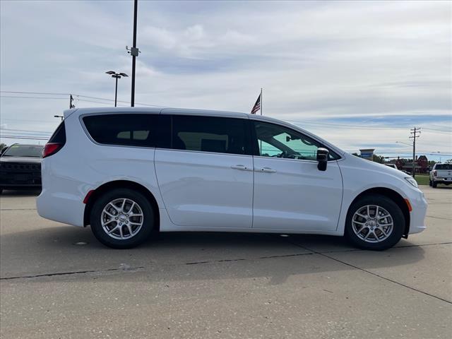 new 2024 Chrysler Pacifica car, priced at $40,818