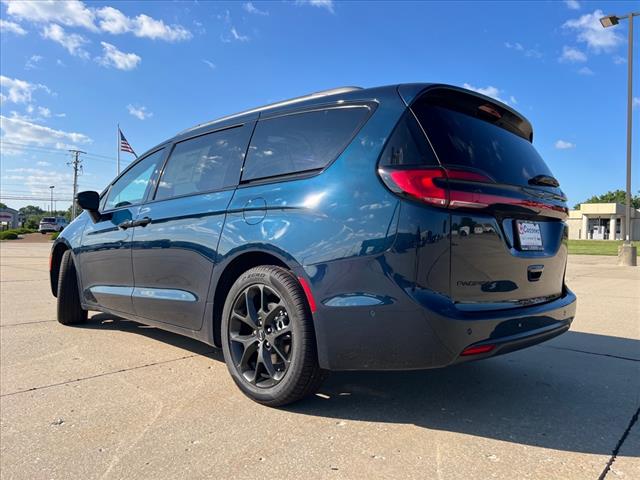 new 2024 Chrysler Pacifica car, priced at $40,404