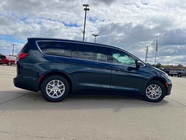 new 2025 Chrysler Pacifica car, priced at $45,920