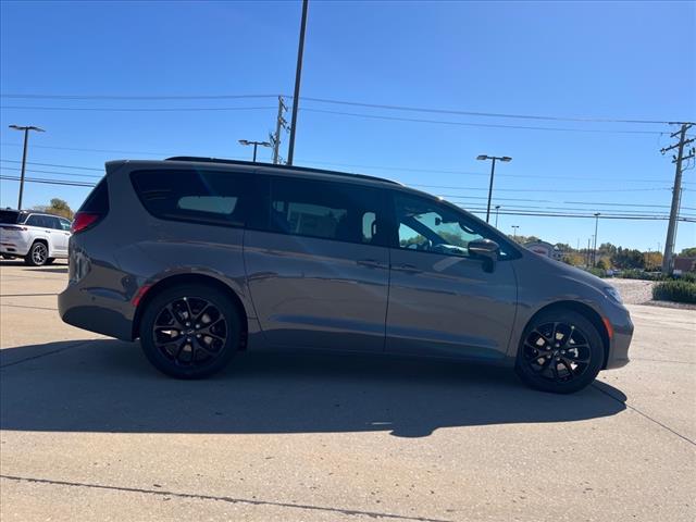 new 2025 Chrysler Pacifica car, priced at $53,040