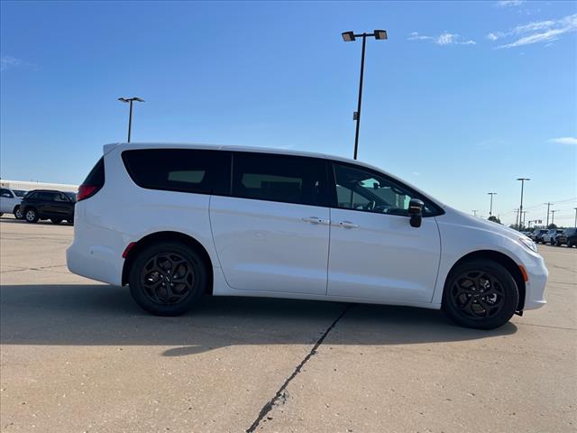 new 2024 Chrysler Pacifica Plug-In Hybrid car, priced at $45,367