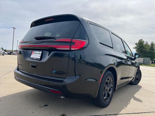 used 2023 Chrysler Pacifica Plug-In Hybrid car