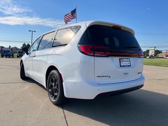 new 2024 Chrysler Pacifica Plug-In Hybrid car, priced at $45,367