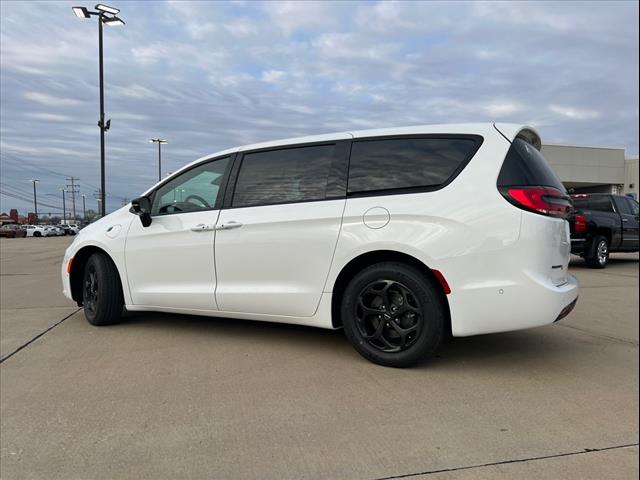 new 2024 Chrysler Pacifica Plug-In Hybrid car, priced at $56,923
