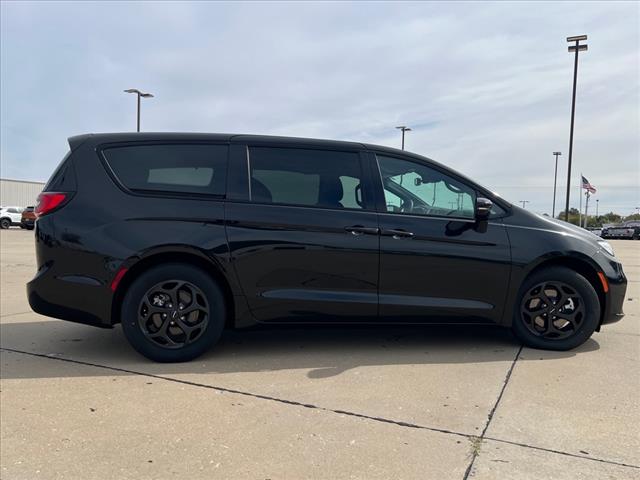 used 2023 Chrysler Pacifica Plug-In Hybrid car