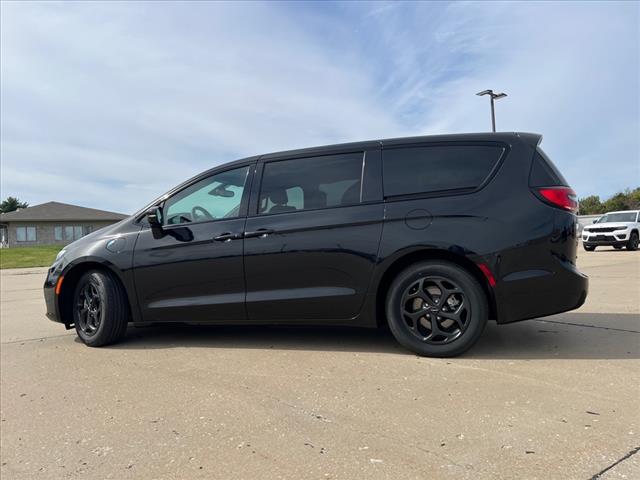 used 2023 Chrysler Pacifica Plug-In Hybrid car