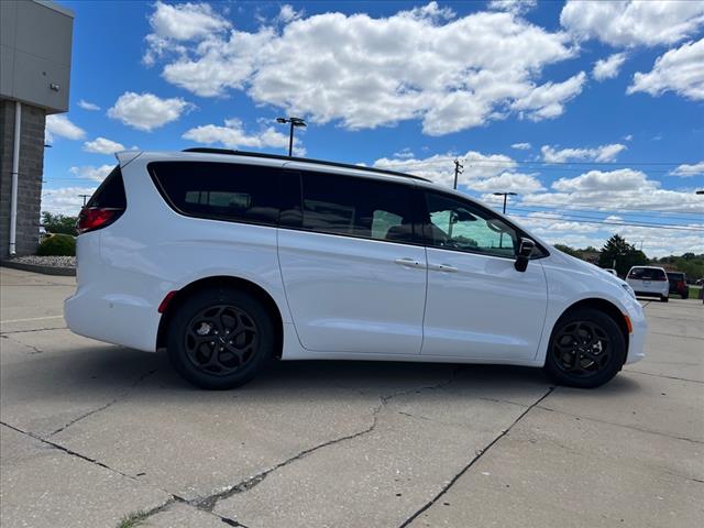 new 2024 Chrysler Pacifica Plug-In Hybrid car, priced at $48,863