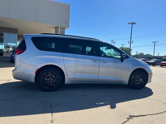 new 2024 Chrysler Pacifica Plug-In Hybrid car, priced at $48,132