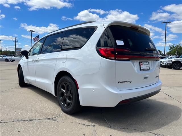 new 2024 Chrysler Pacifica Plug-In Hybrid car, priced at $48,863