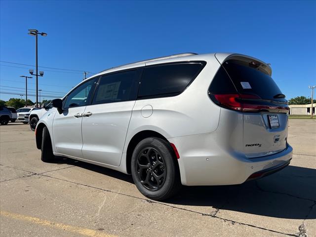 new 2024 Chrysler Pacifica Plug-In Hybrid car, priced at $48,132